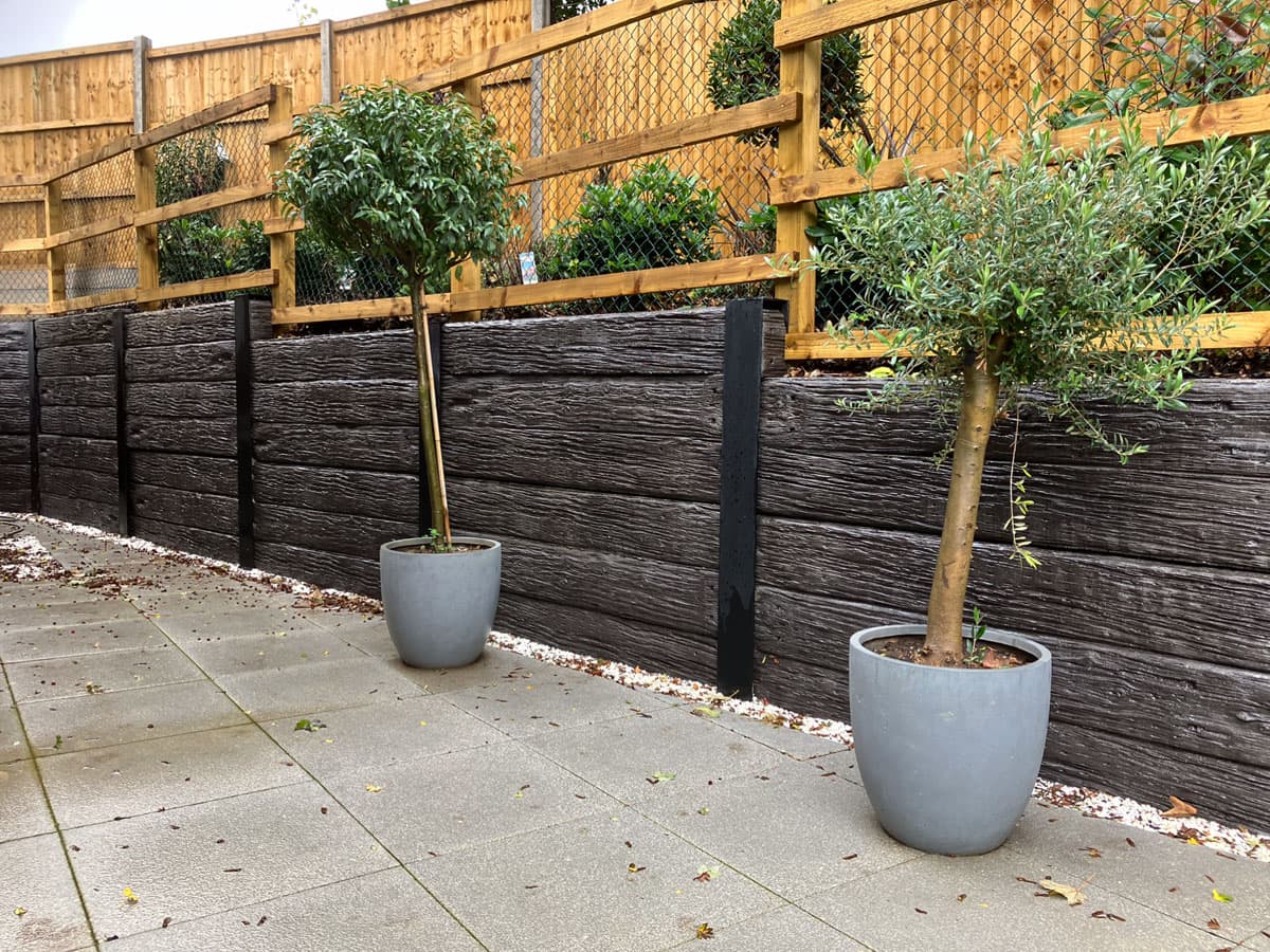 Timber-effect concrete retaining wall