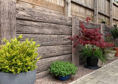 Timber-look retaining wall