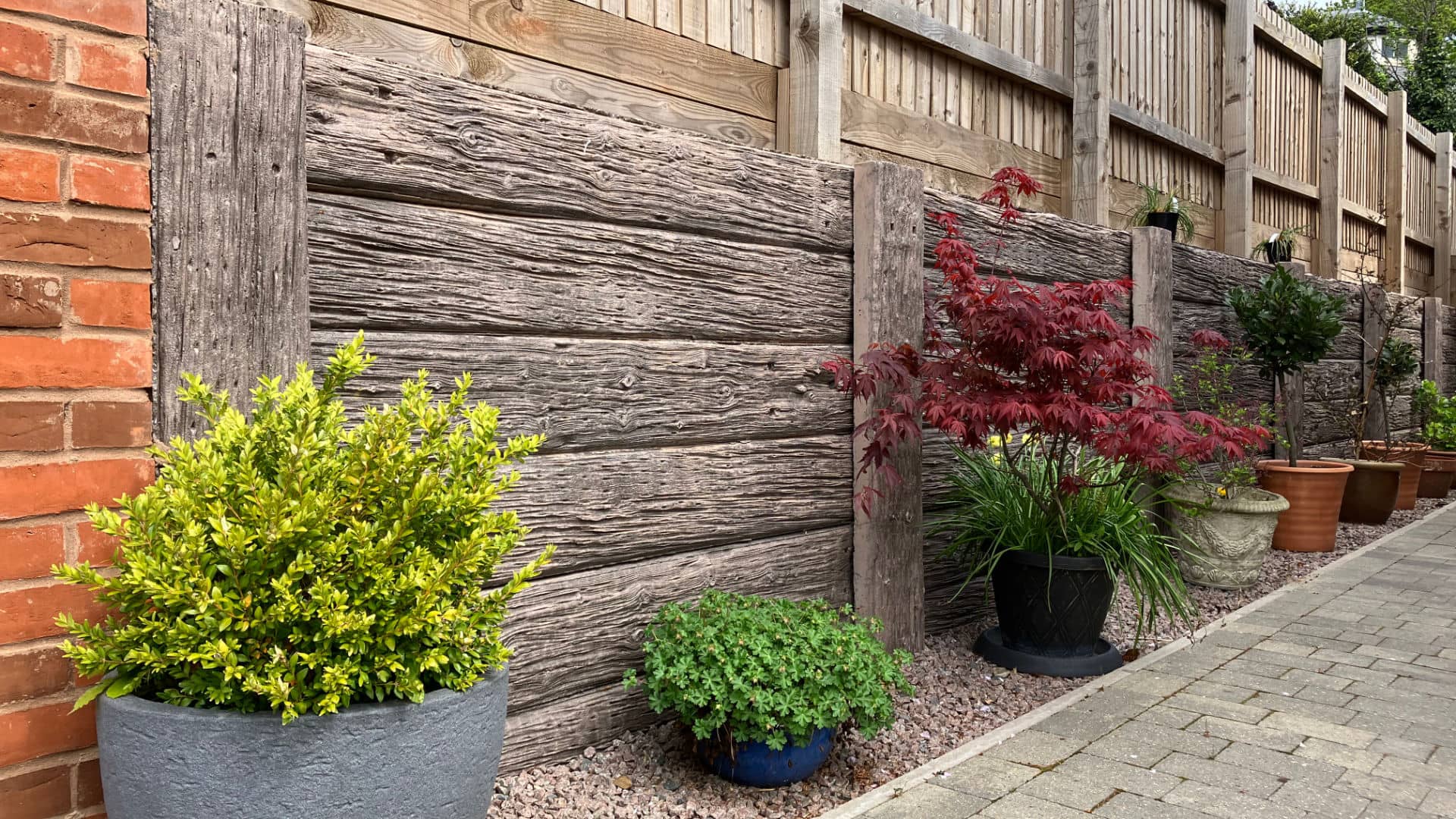 Timber-look retaining wall